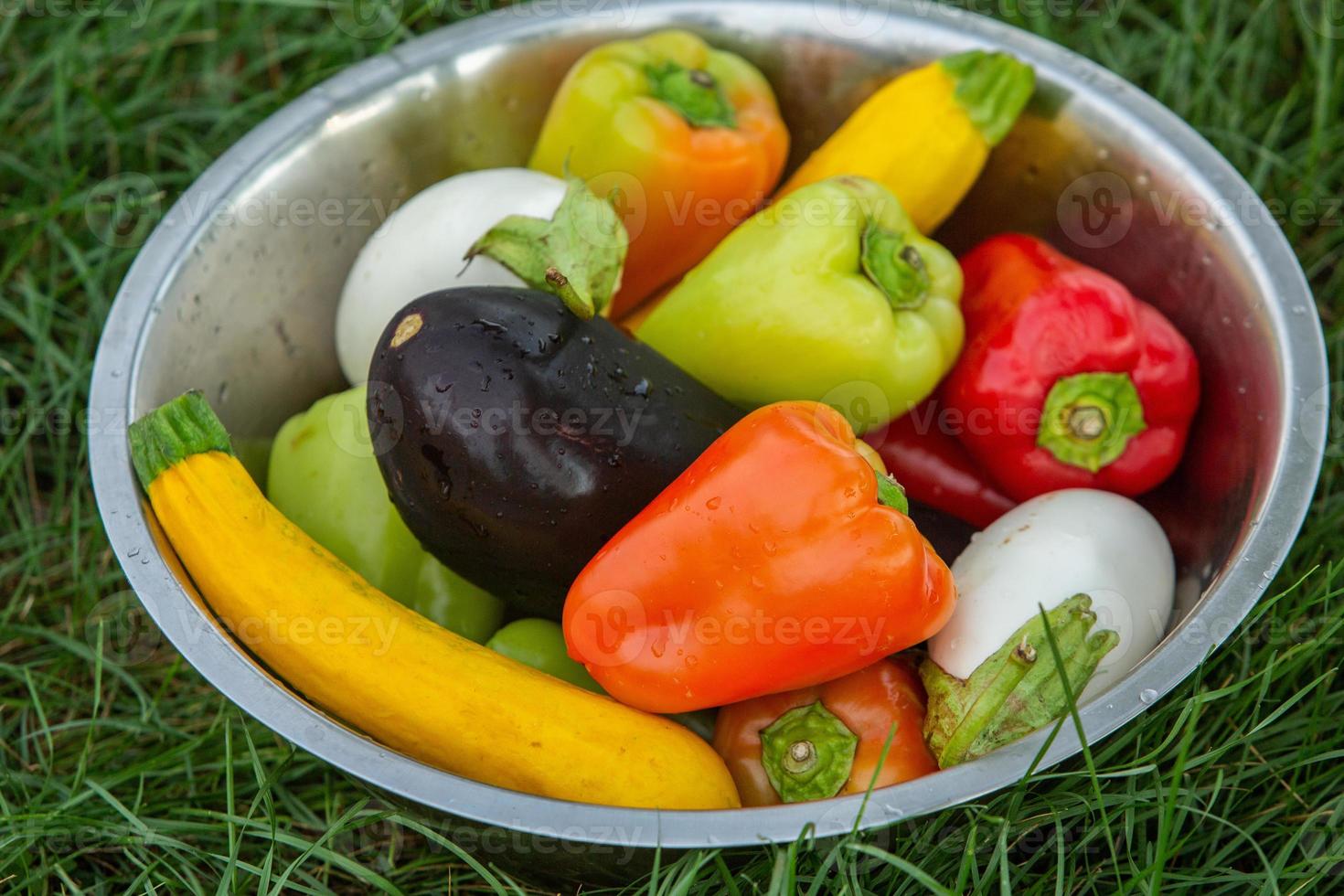 légumes frais préparés sur le gril à l'extérieur. tomates, poivrons, aubergines cuits à l'extérieur. photo