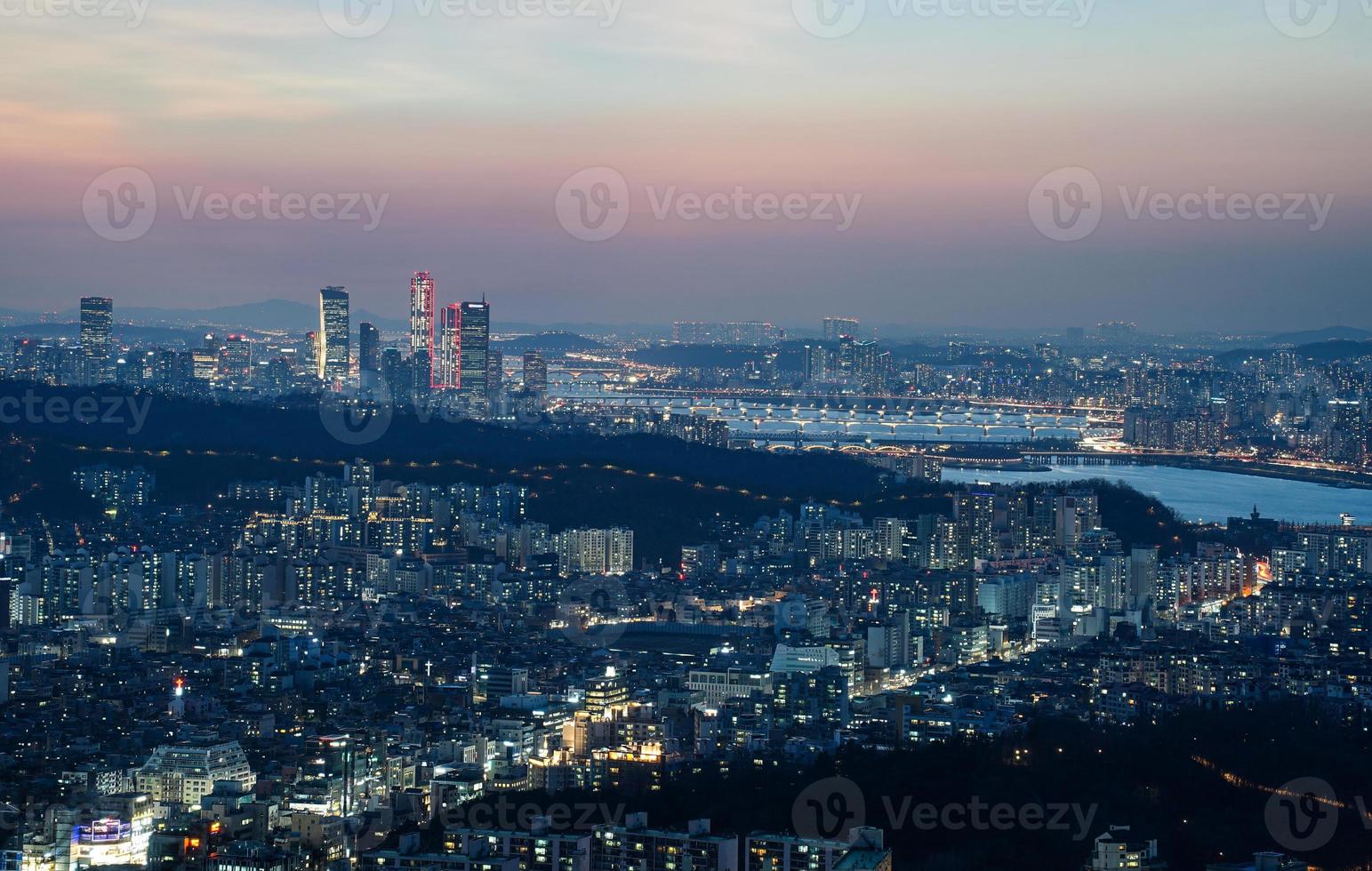 la vue nocturne de la ville photo