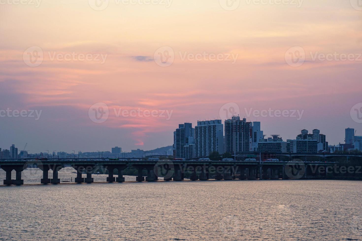 paysage de coucher de soleil sur la rivière han de séoul photo