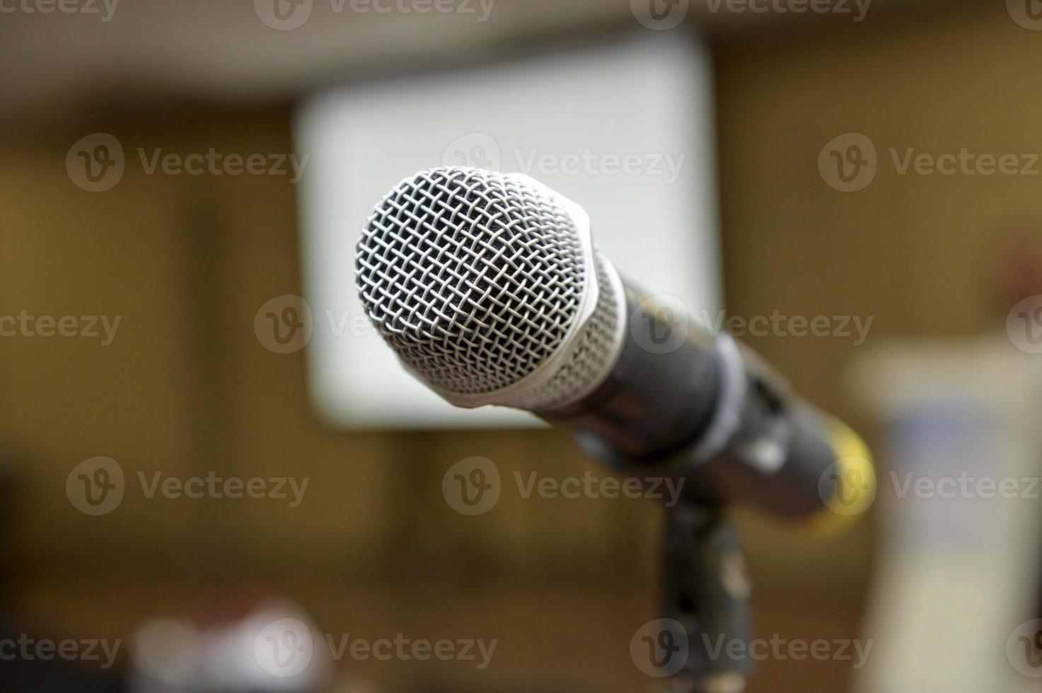 microphone dans une pièce à fond flou photo