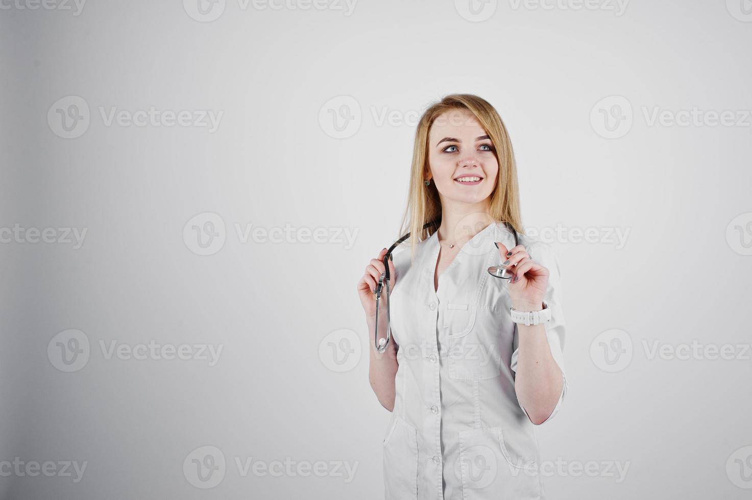 Infirmière médecin blonde avec stéthoscope isolé sur fond blanc. photo