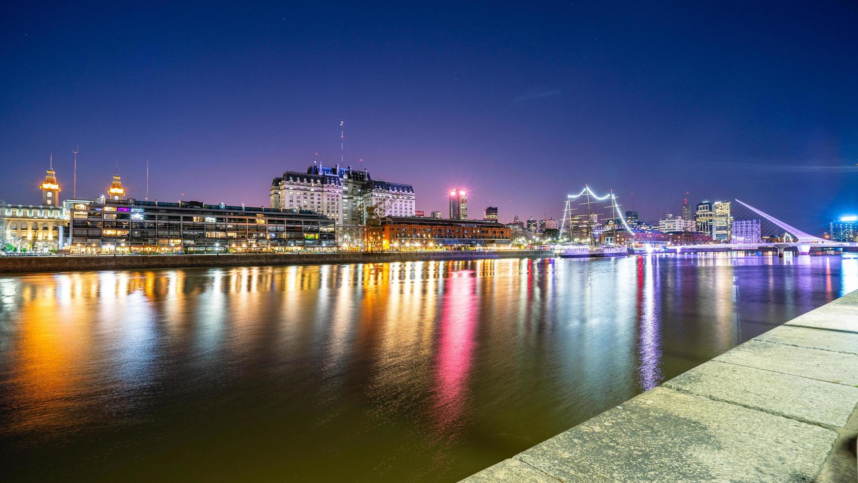 l'horizon de puerto madero à buenos aires, argentine. photo