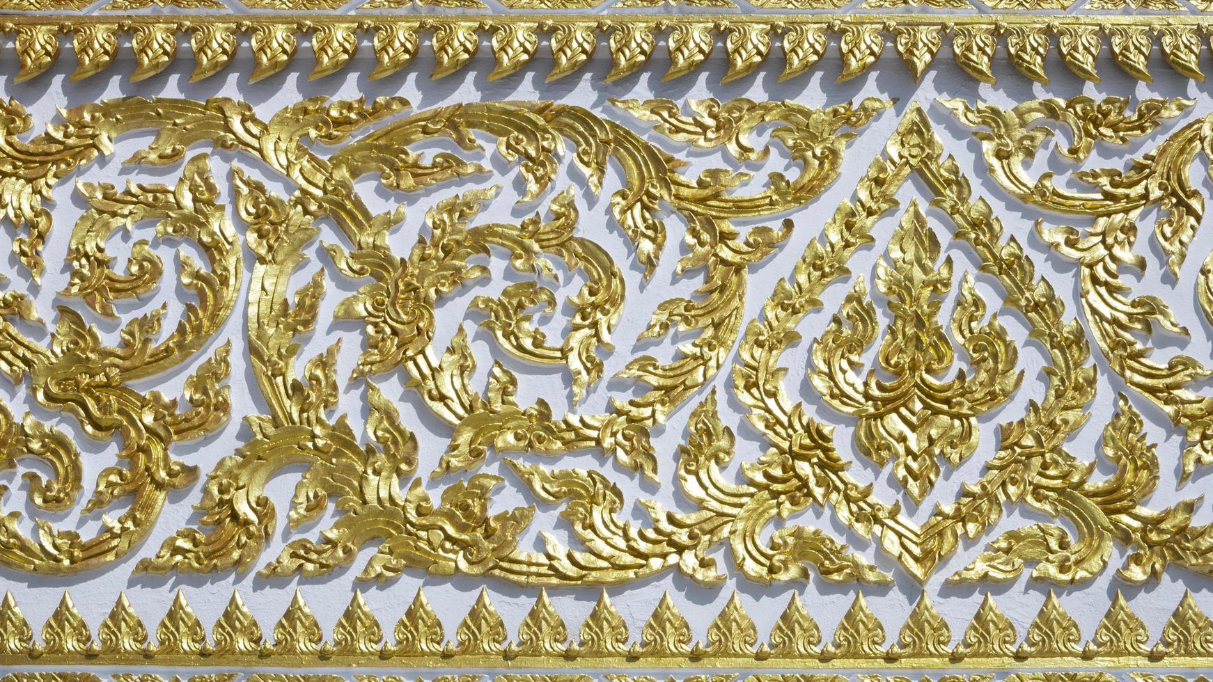 samut sakhon, thaïlande, 2020 - motif traditionnel de kranok doré sur le mur blanc du temple wat chong lom photo