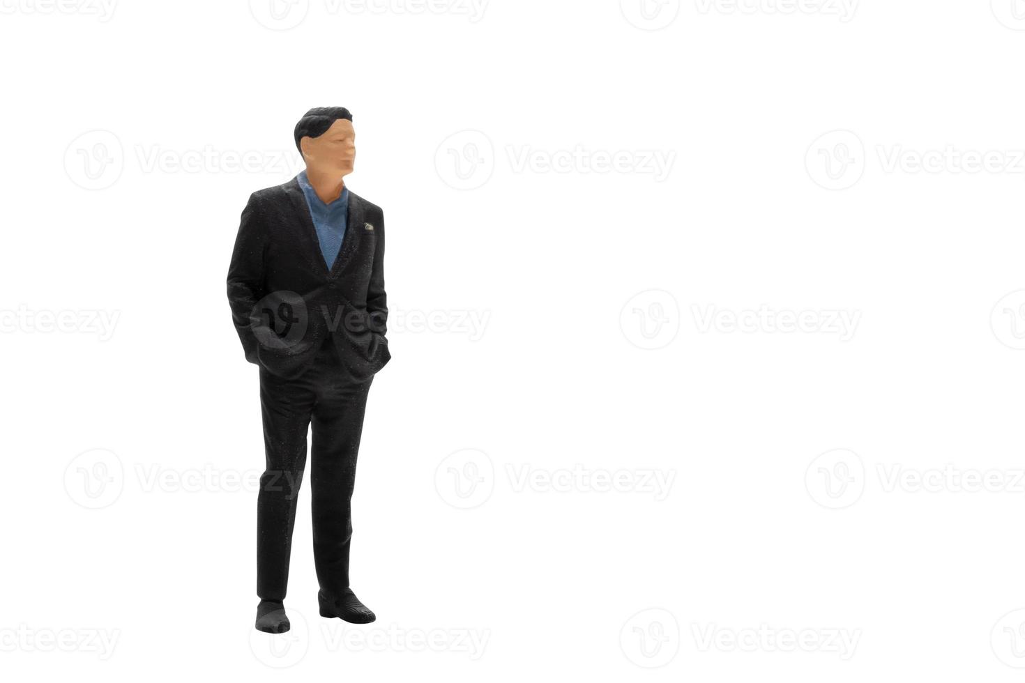 homme d'affaires de personnes miniatures portant un costume noir avec un tracé de détourage photo