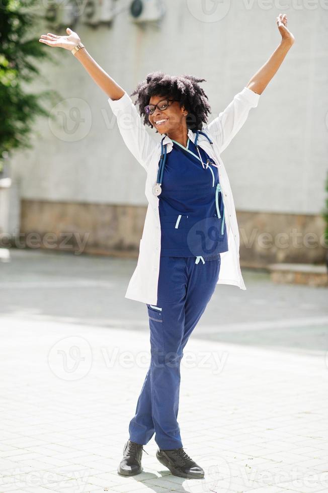 portrait d'une femme médecin afro-américaine avec stéthoscope portant une blouse de laboratoire. photo