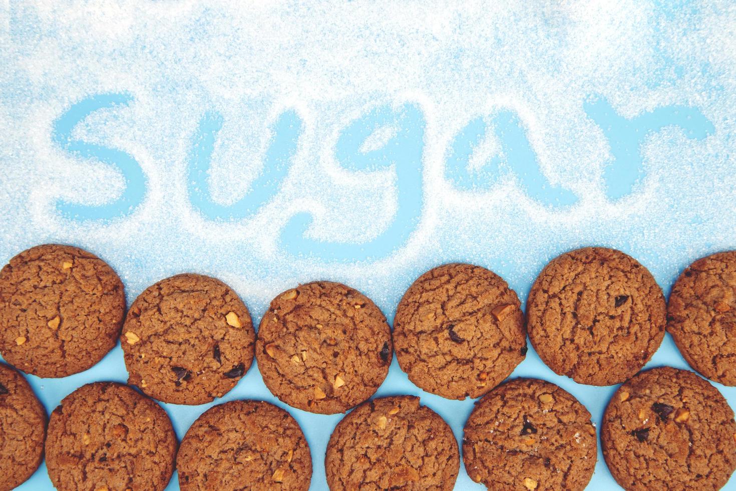 étapes de cookie aux pépites de chocolat étant dévoré. isolé sur fond blanc. photo