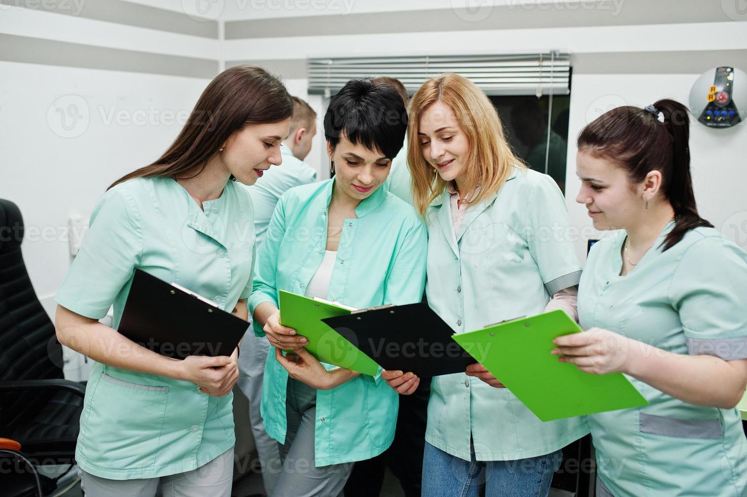 thème médical. salle d'observation avec un tomographe informatique. le groupe de femmes médecins avec presse-papiers se réunissant dans le bureau de l'irm au centre de diagnostic de l'hôpital. photo