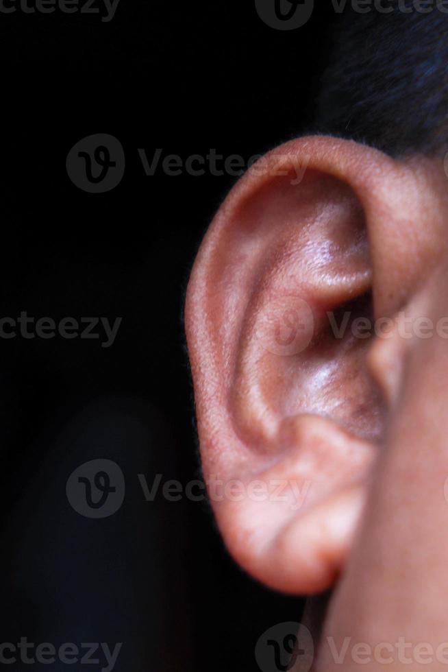 une oreille d'homme pour le traitement photo