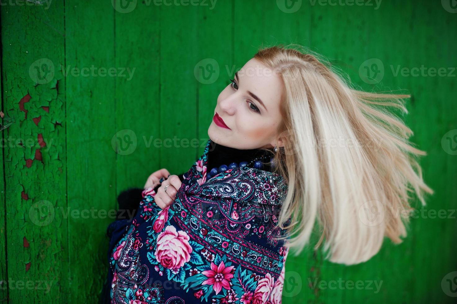 fille blonde avec écharpe brodée à la main posée au jour d'hiver. mouchoir femme. photo