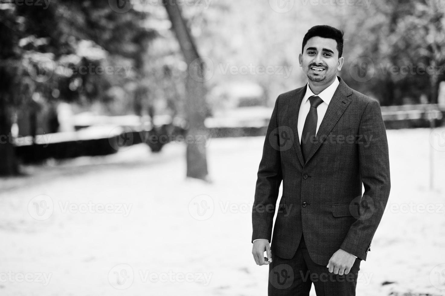 élégant modèle d'homme à la mode indien sur costume posé au jour d'hiver. photo