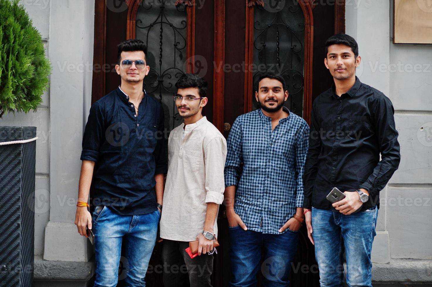 groupe de quatre hommes d'amitié ethnique indienne. photo