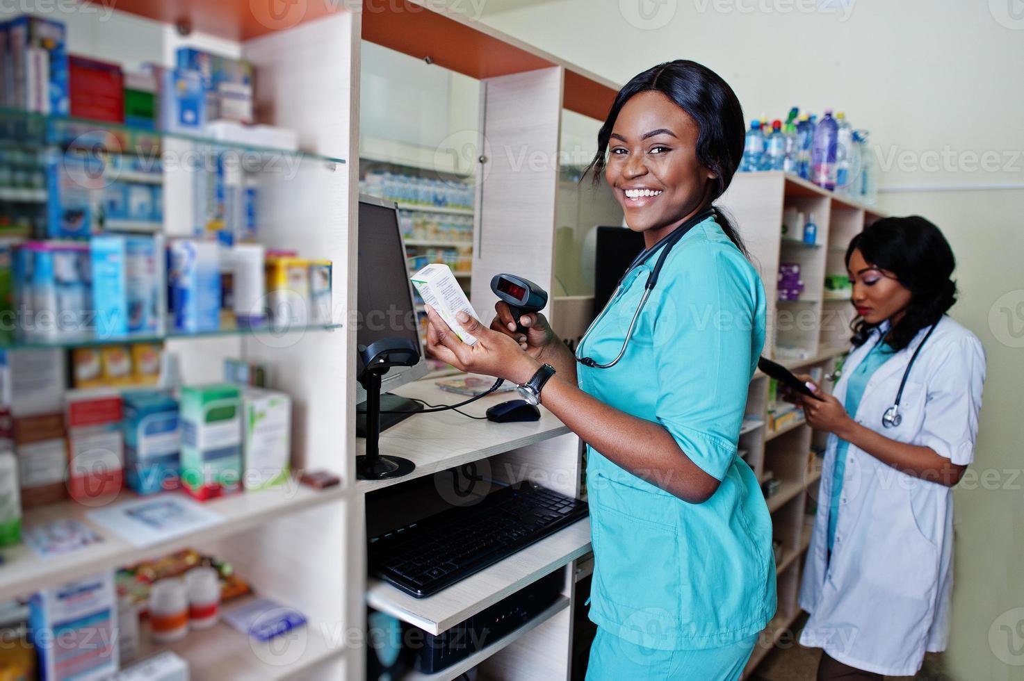 deux pharmaciens afro-américains travaillant dans une pharmacie à la pharmacie hospitalière. soins de santé africains. photo