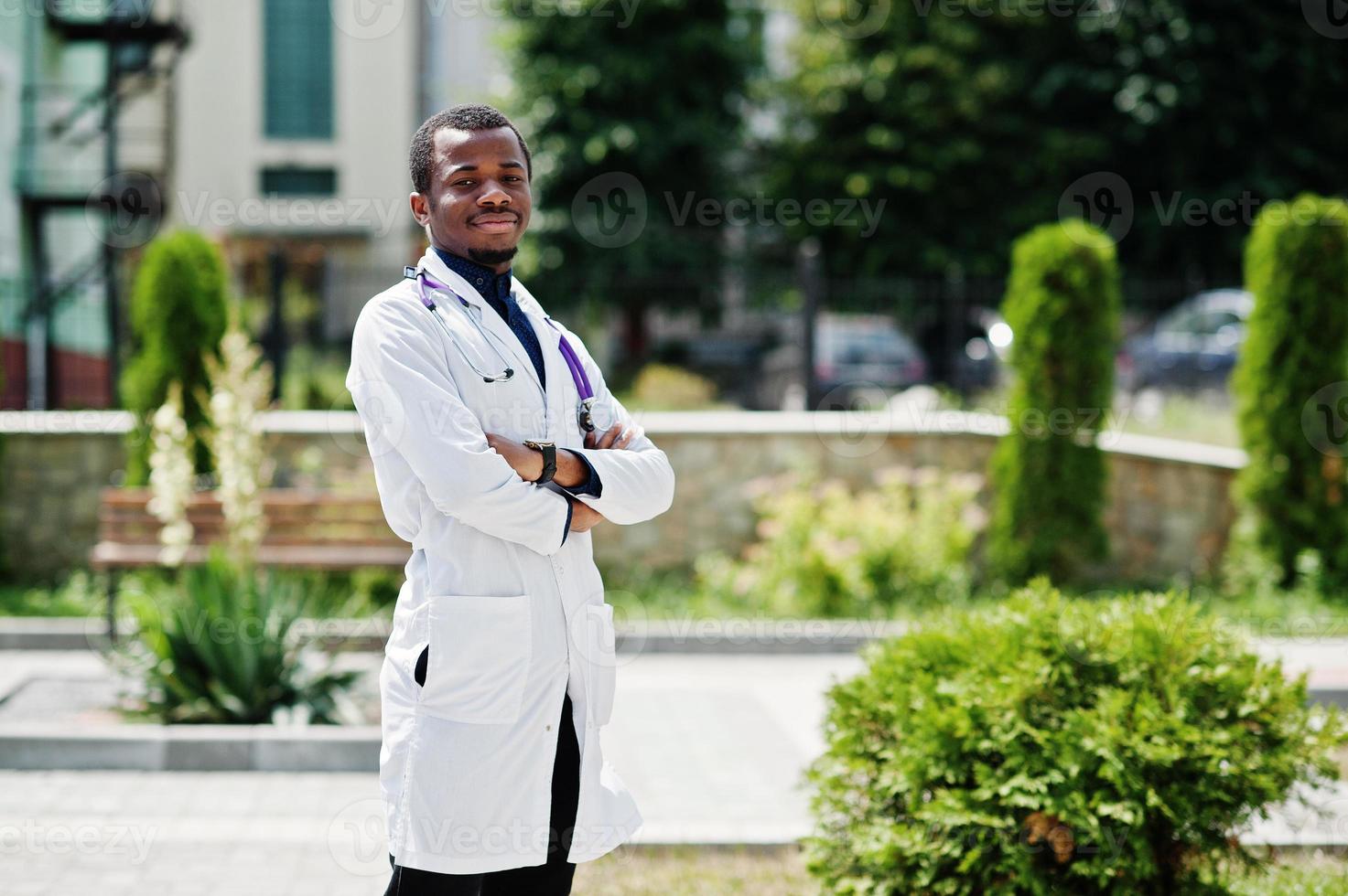 médecin afro-américain mâle en blouse de laboratoire avec stéthoscope en plein air. photo