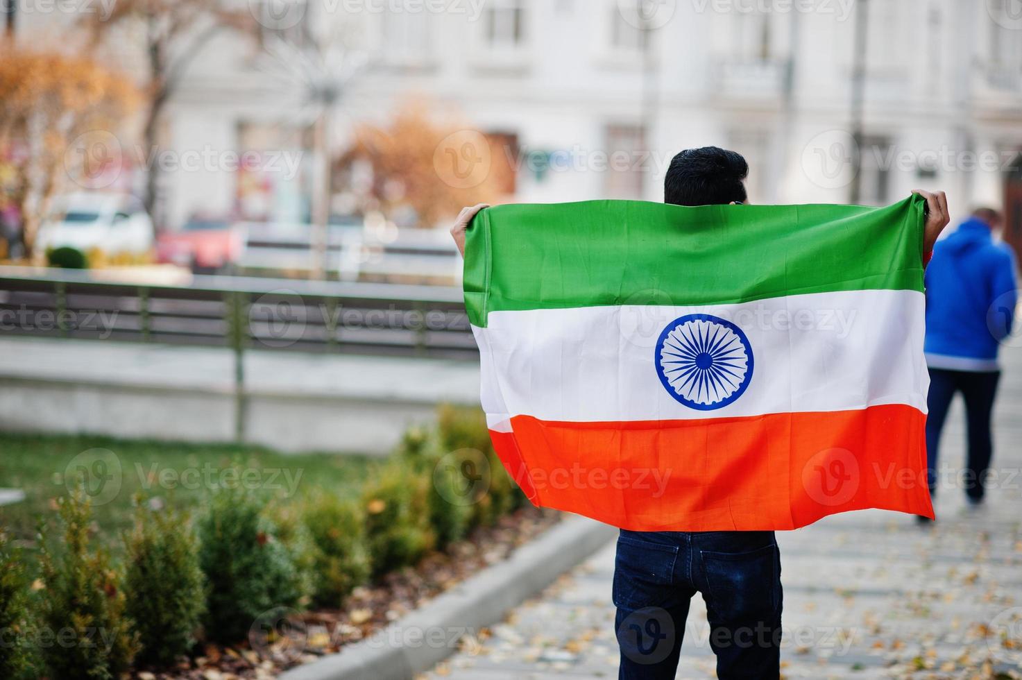 étudiant indien d'asie du sud avec le drapeau de l'inde posé à l'extérieur. photo