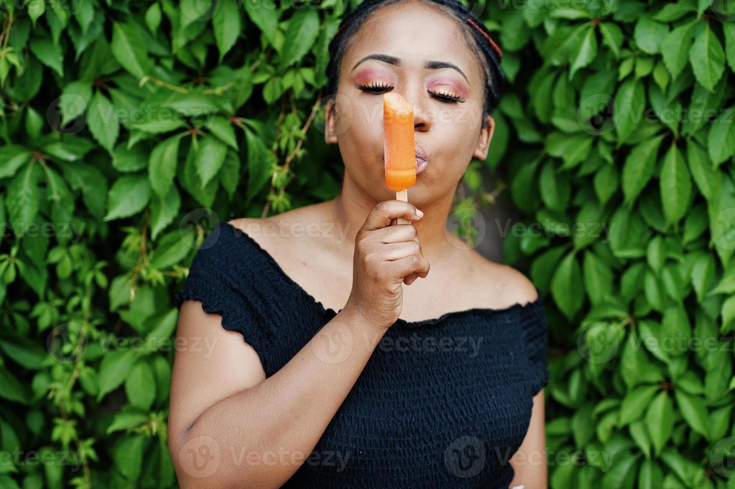 portrait en gros plan d'une femme afro-américaine élégante avec de la glace. photo