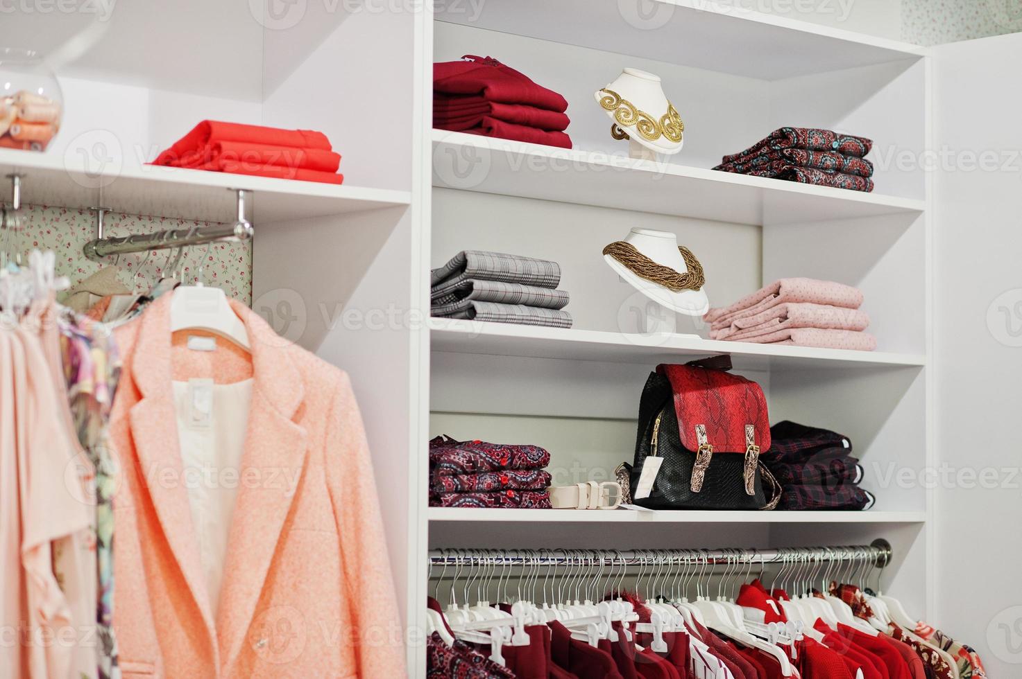 ensemble de vêtements colorés roses pour femmes sur les étagères et les étagères de la toute nouvelle boutique moderne du magasin de vêtements. collections de robes printemps été. photo