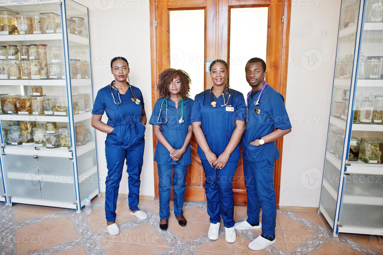 groupe d'étudiants en médecine africains à l'intérieur de l'université de médecine. photo