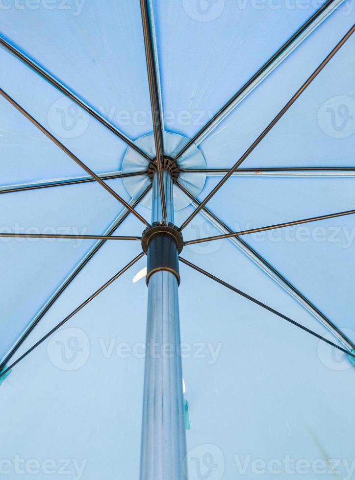 cadre en métal à côté du grand parapluie. photo