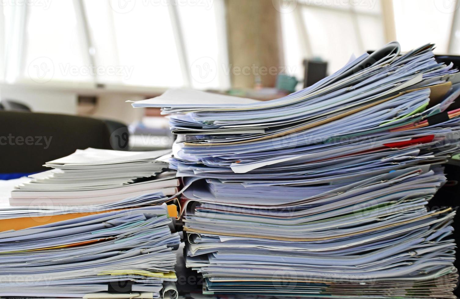 pile de documents sur la table au bureau photo