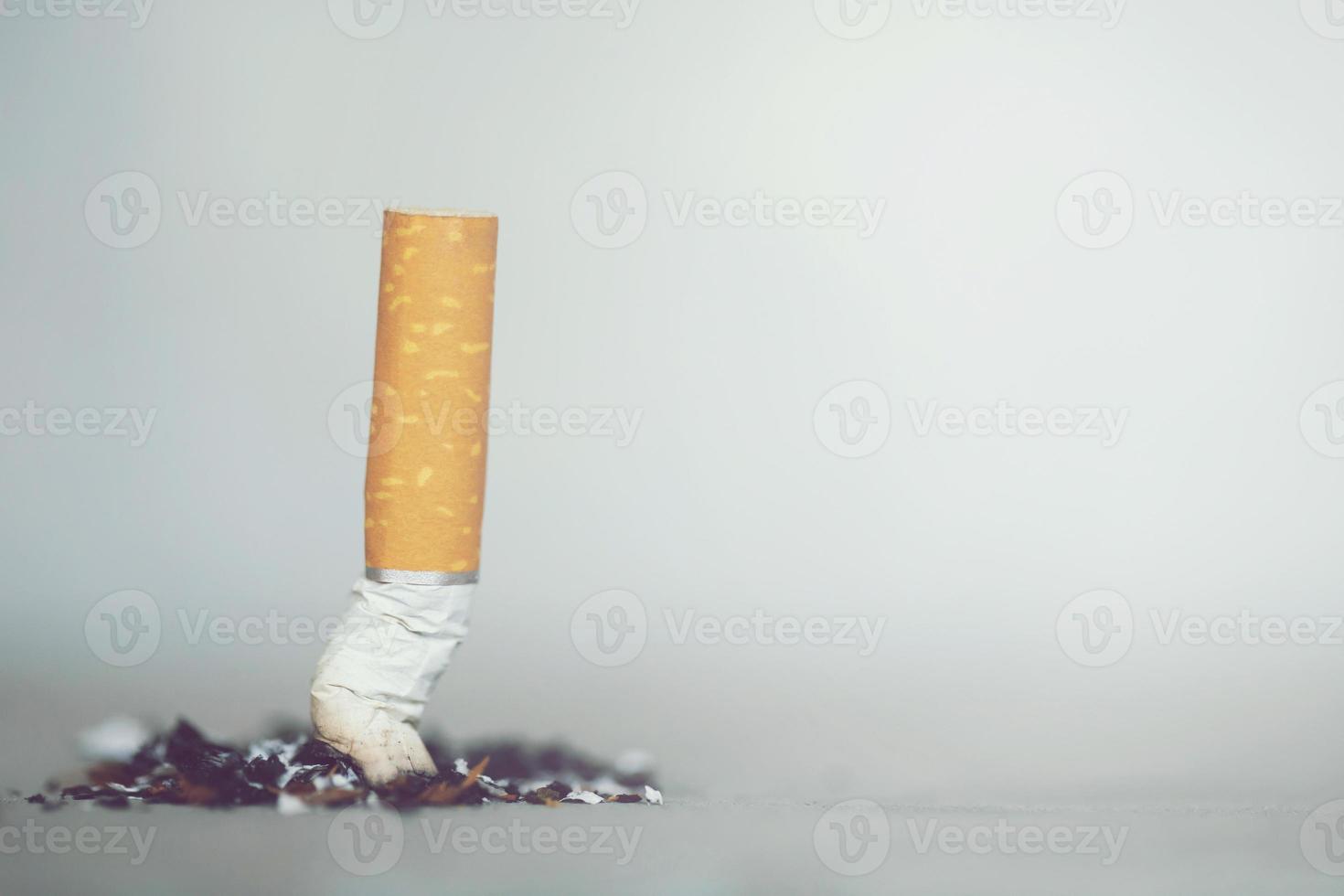 mégot de cigarette sur le sol photo