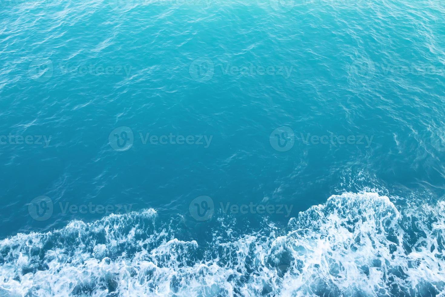 vagues de la mer dans les vagues de l'océan éclaboussant l'eau d'ondulation. fond d'eau bleue. photo