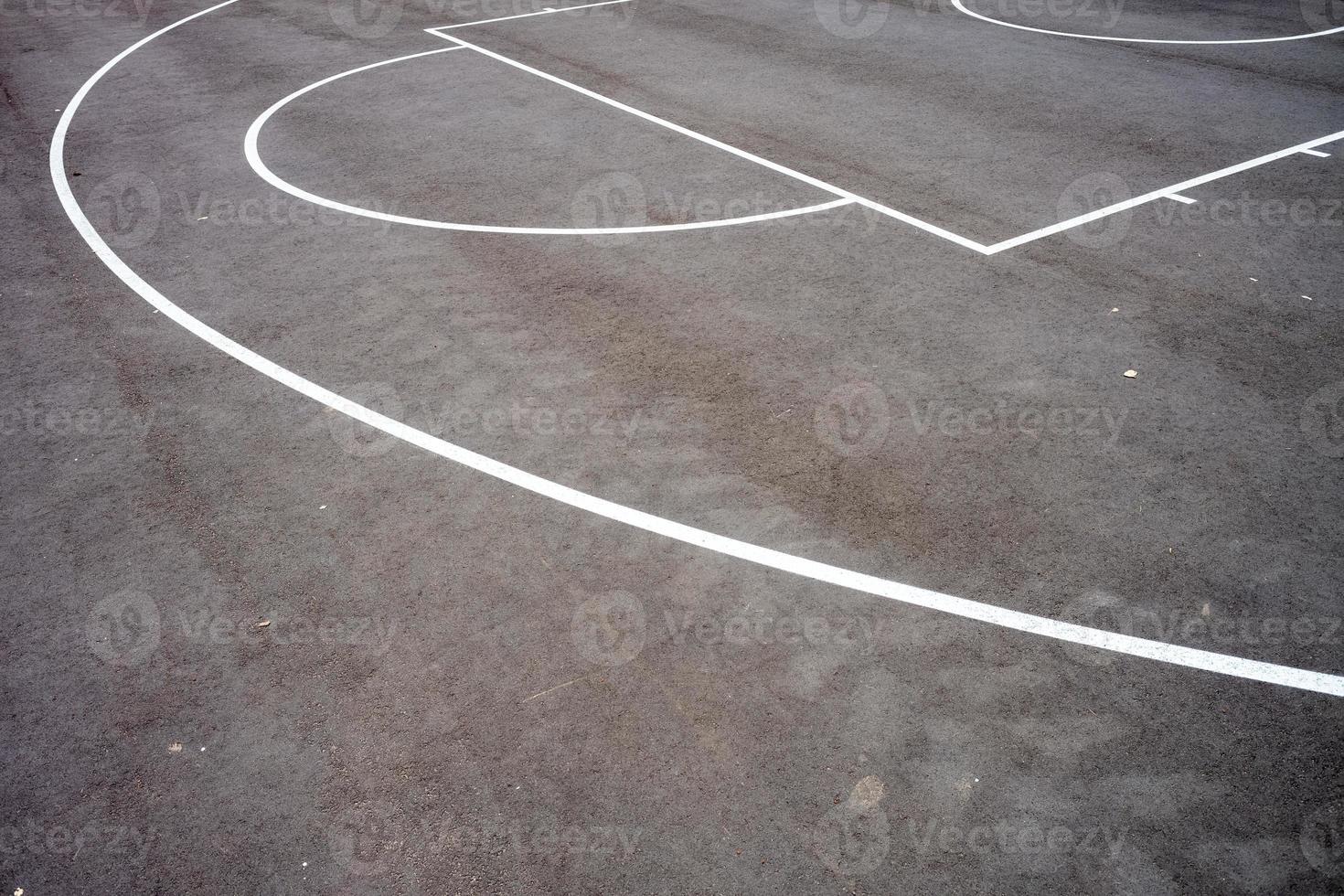 lignes de terrain de basket sur l'asphalte photo