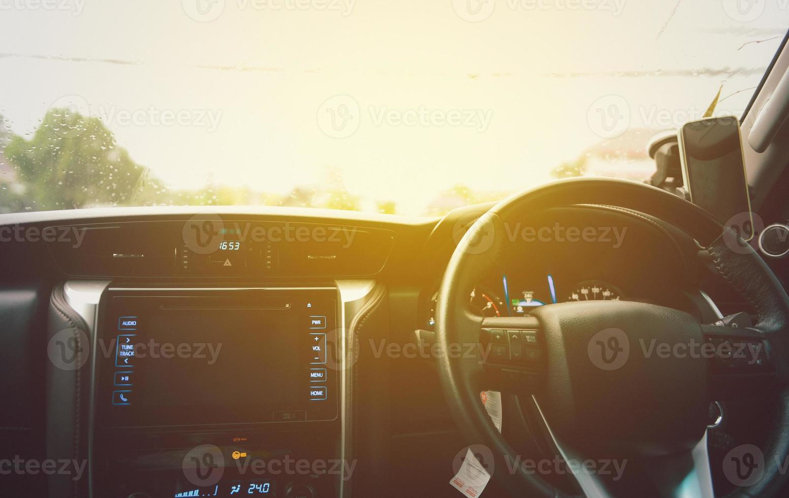 vue intérieure de la voiture sur l'autoroute.filtre vintage photo