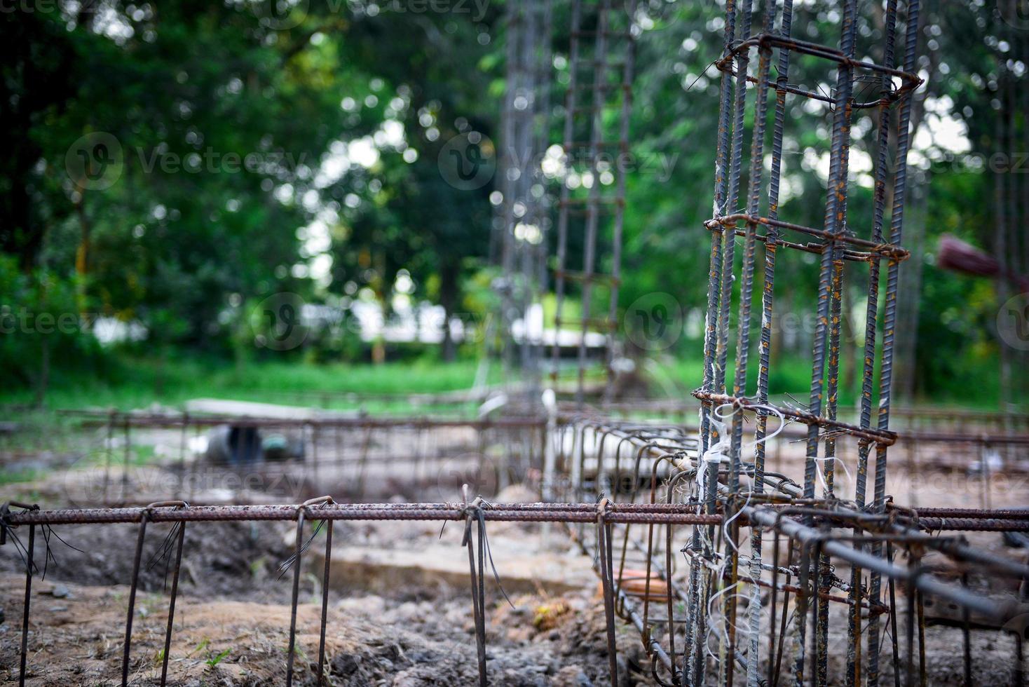 fabrication en gros plan d'une barre d'armature en acier sur le chantier de construction de la maison photo