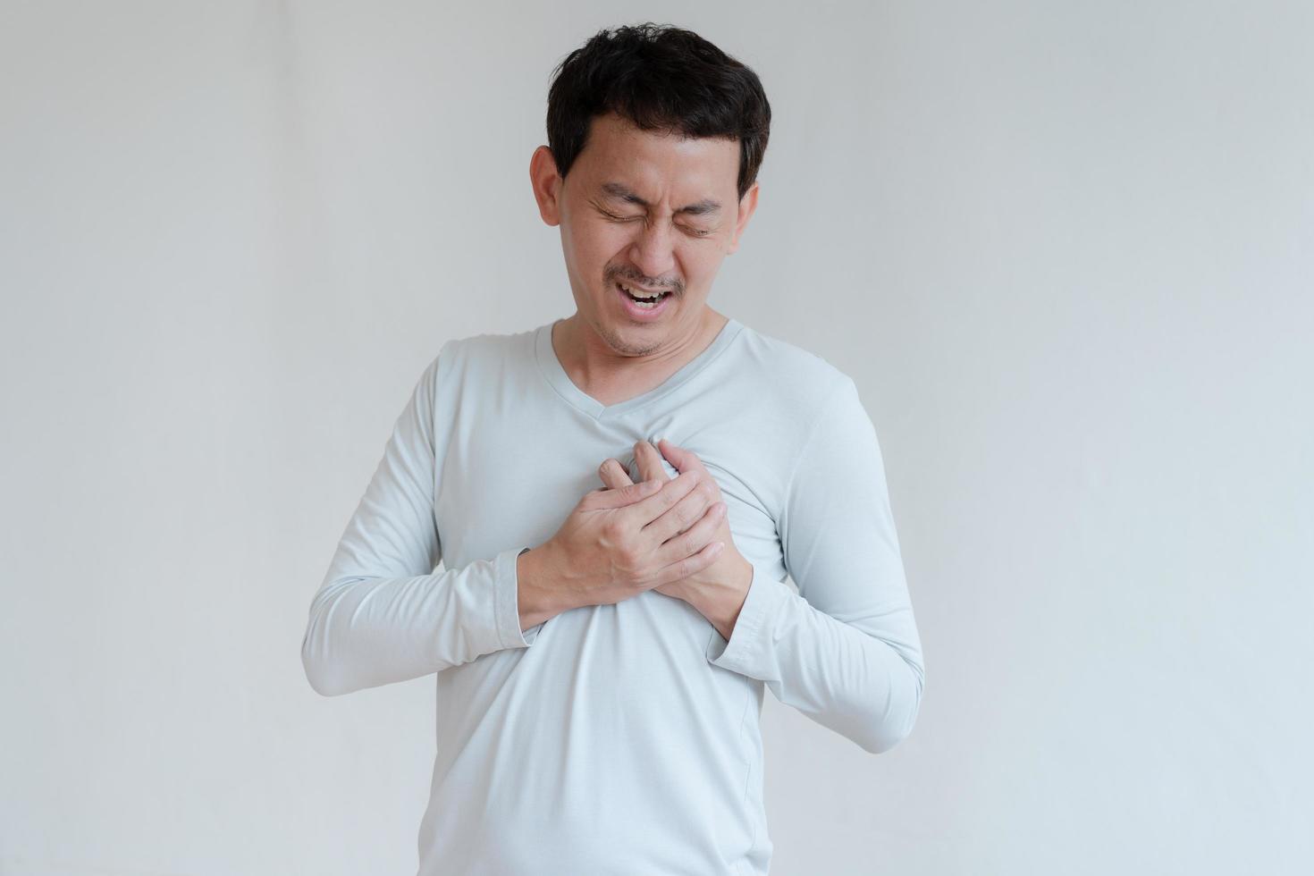 un homme touchant son cœur, avec une surbrillance rouge de crise cardiaque, et d'autres concept de maladie cardiaque, symptôme de crise cardiaque photo
