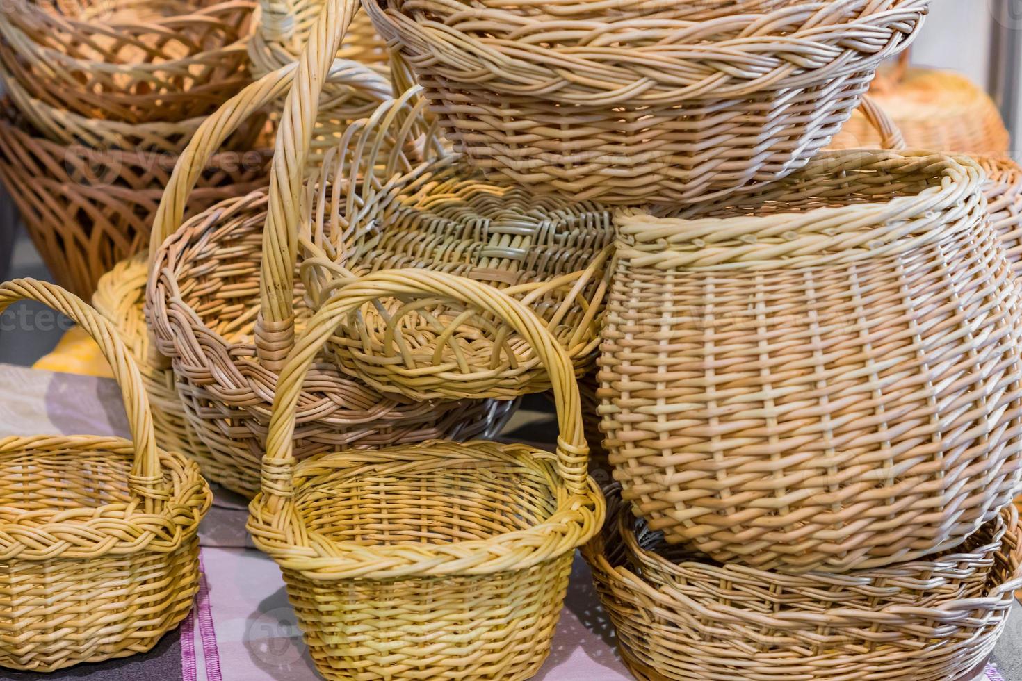 paniers en osier faits à la main à vendre photo