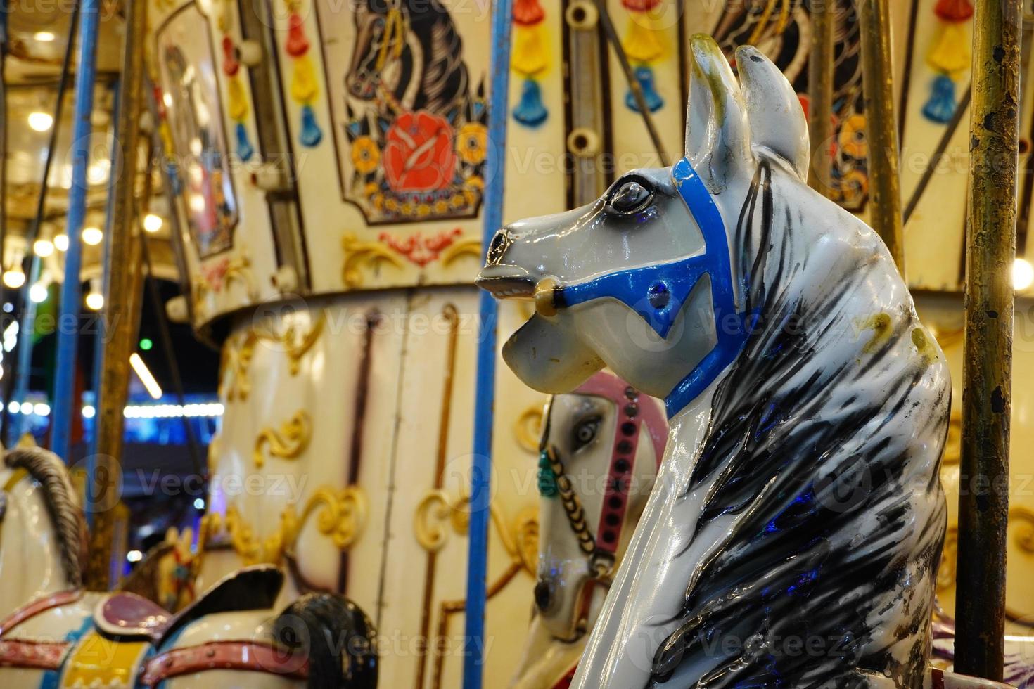 photo d'une balançoire à cheval à la foire.