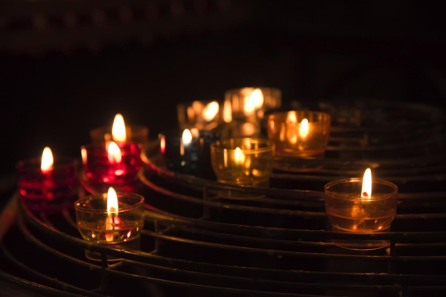 bougies allumées dans l'église photo