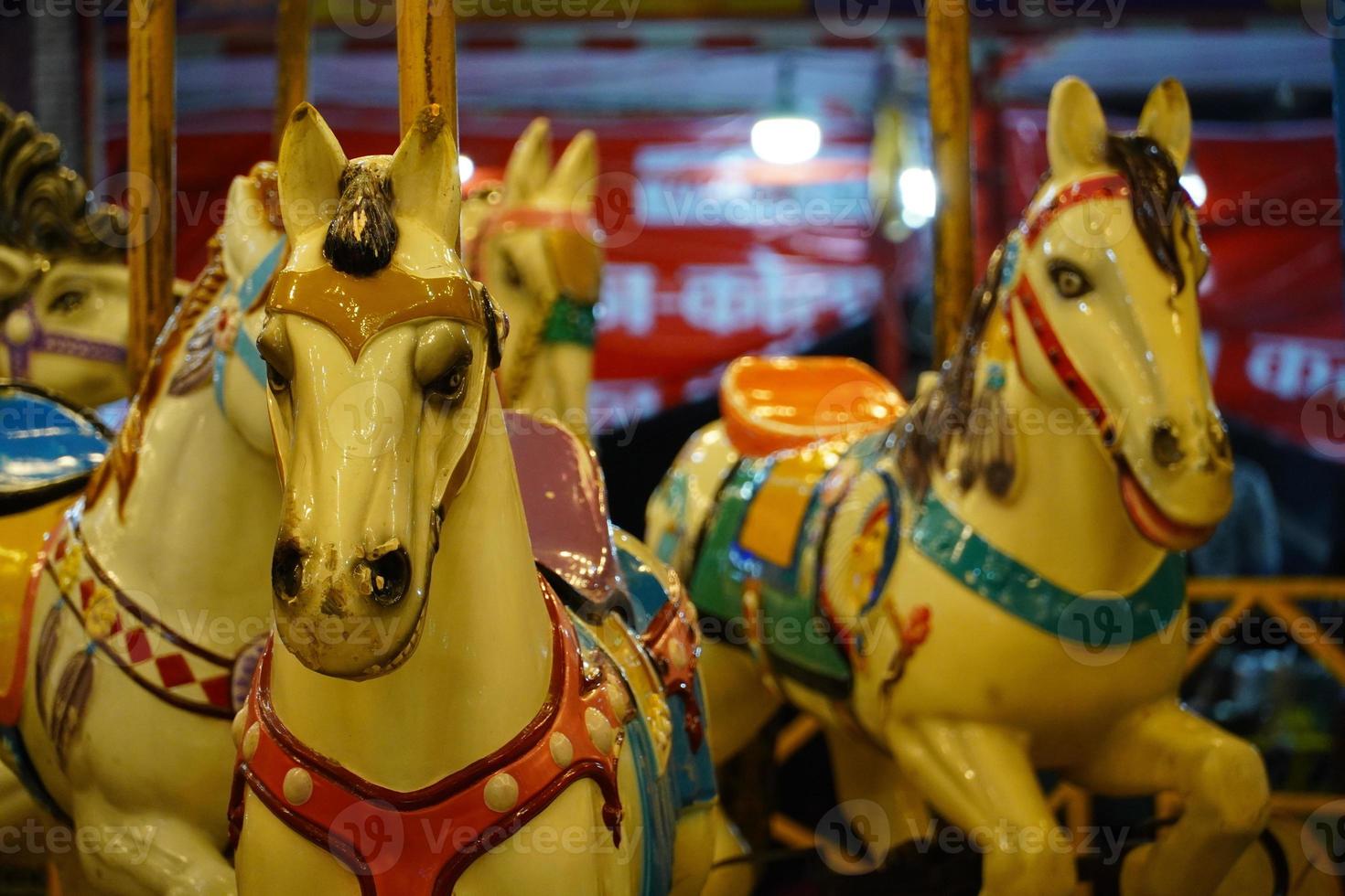 image avant de la balançoire à cheval dans la foire. photo