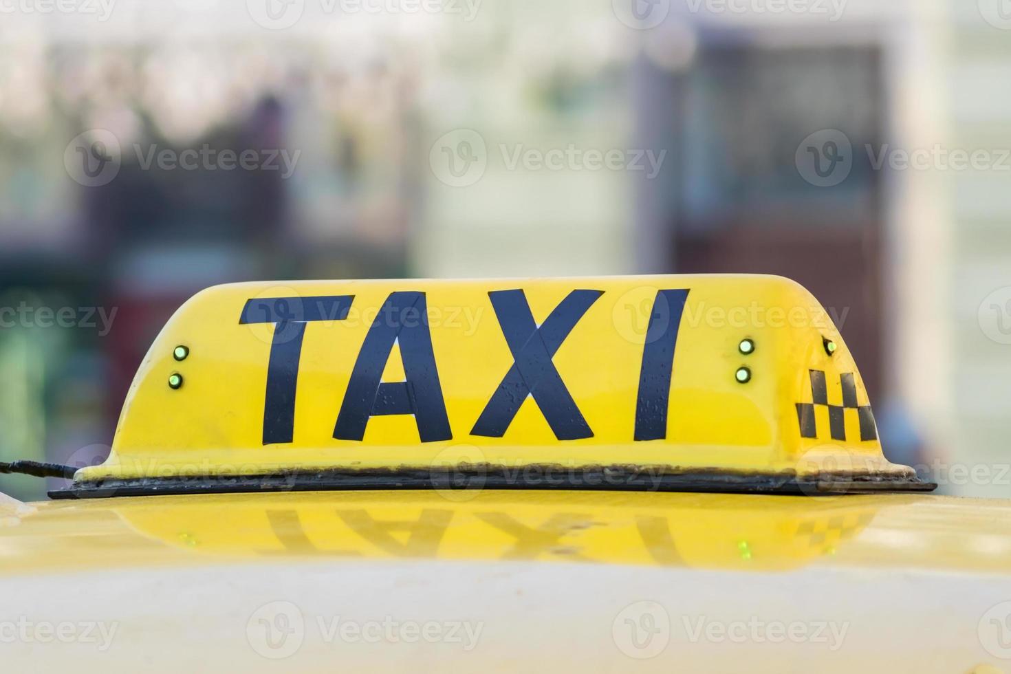 panneau de taxi jaune. voiture de taxi dans la rue photo