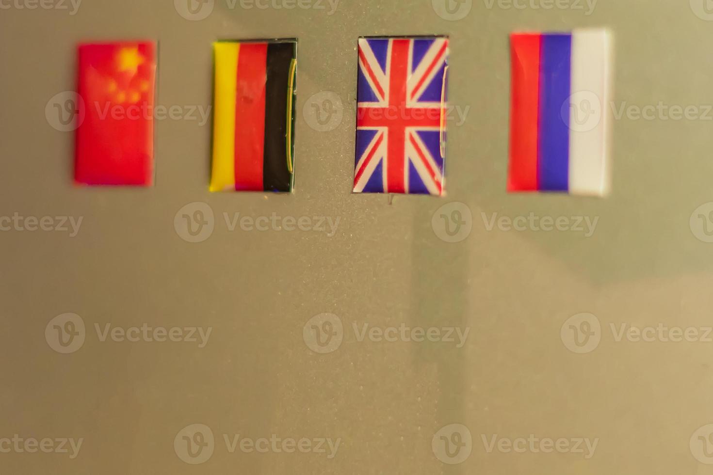 drapeaux chinois, allemands, britanniques et russes sur plaque dorée, mise au point sélective. photo