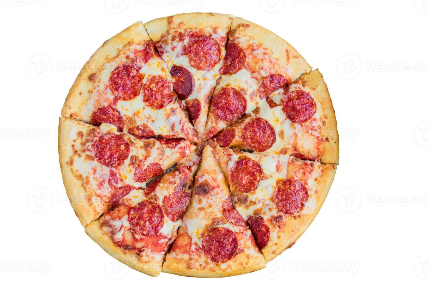 Pizza au pepperoni italien classique traditionnel isolé sur fond blanc photo