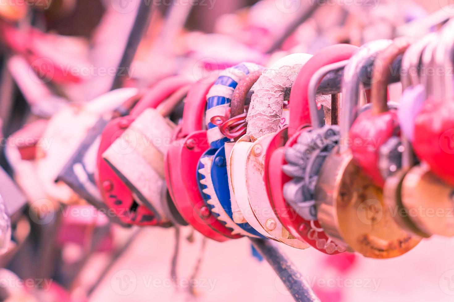 beaucoup de cadenas d'amour multicolores sur la balustrade métallique du pont. mise au point sélective, tonique. photo