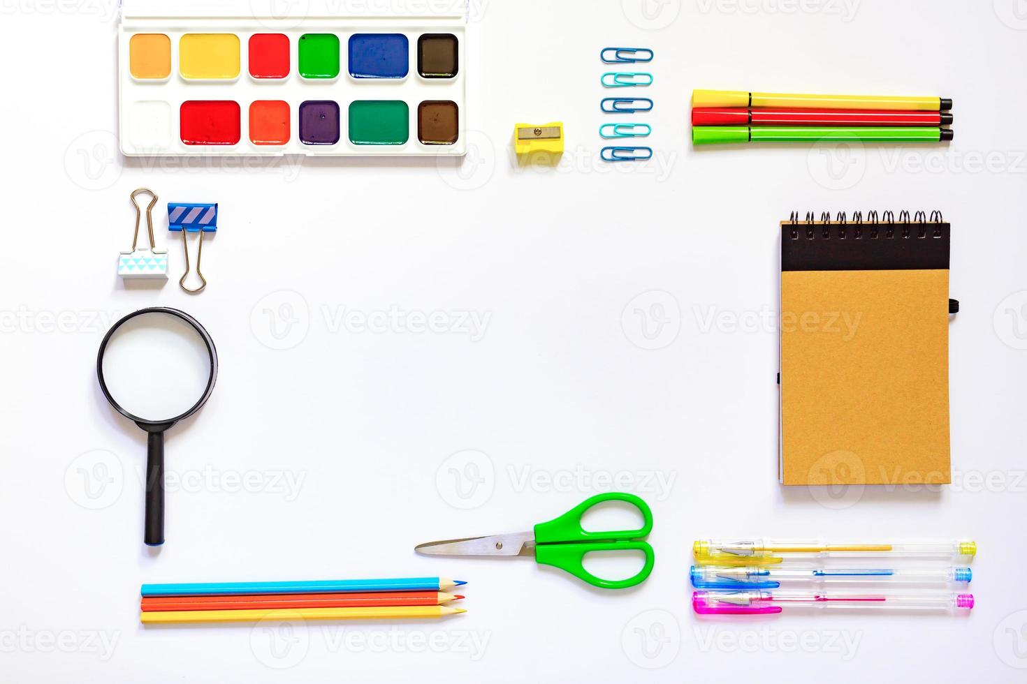 cadre avec fournitures scolaires sur fond blanc. mise à plat, vue de dessus avec espace de copie. concept de retour à l'école photo