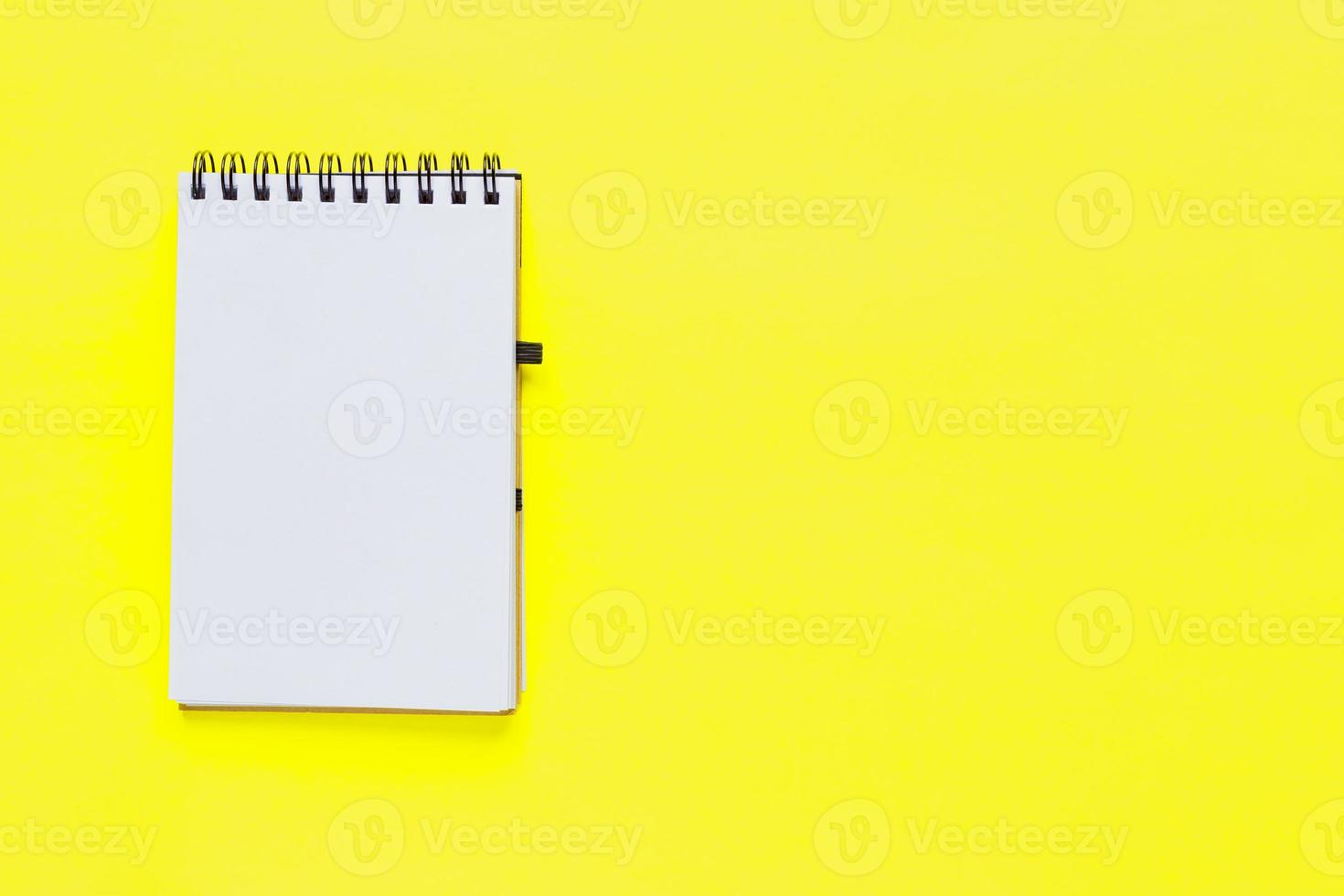 carnet de notes en spirale propre pour les notes sur fond jaune. maquette de mise à plat d'affaires minimale photo