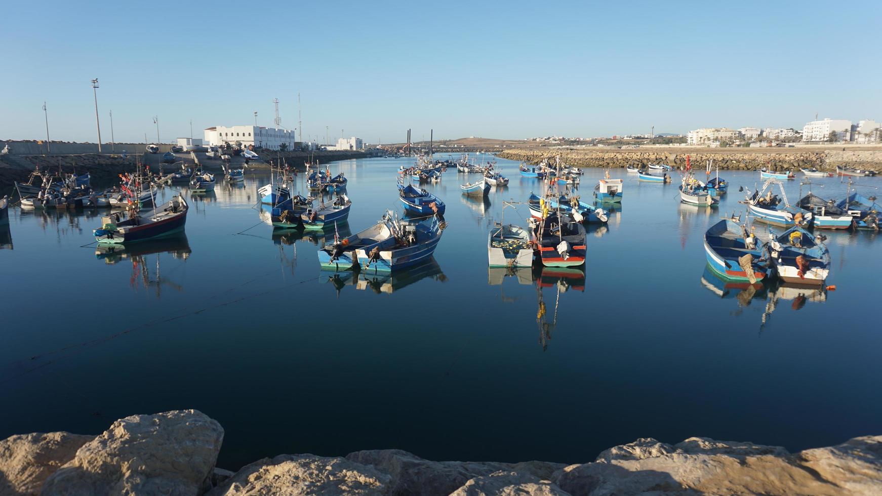 bateaux de pêche au crépuscule sur la plage photo