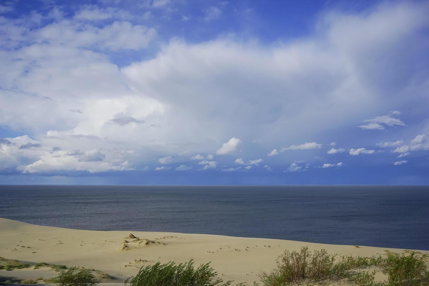 paysage marin de la mer baltique avec dunes de sable côtières de la broche de Courlande. photo