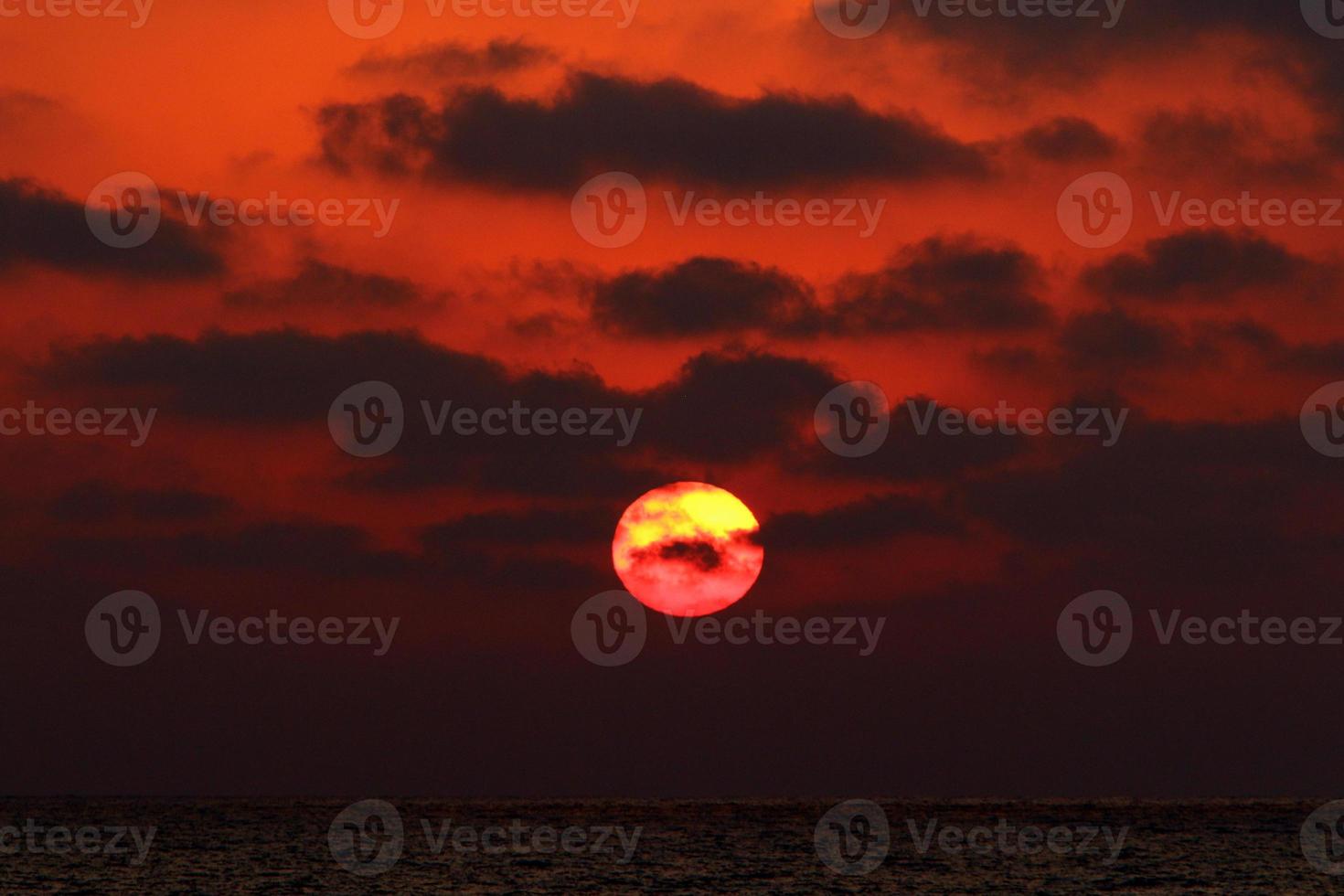 le soleil se couche sous l'horizon sur la mer méditerranée dans le nord d'israël. photo