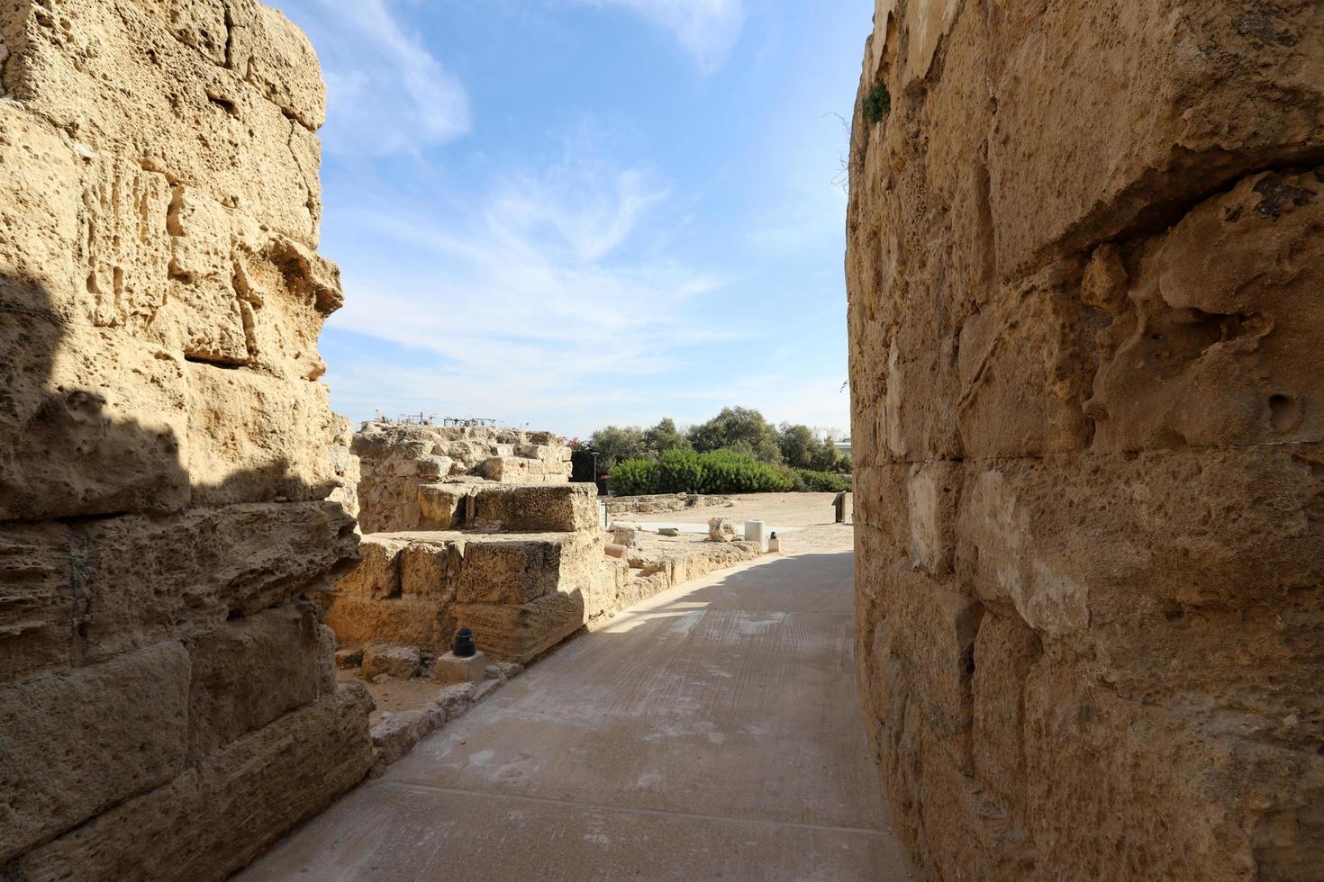 césarée israël 21 novembre 2019. les ruines d'une ancienne ville sur la mer méditerranée en israël. photo