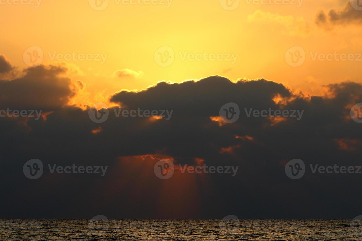 le soleil se couche sous l'horizon sur la mer méditerranée dans le nord d'israël. photo