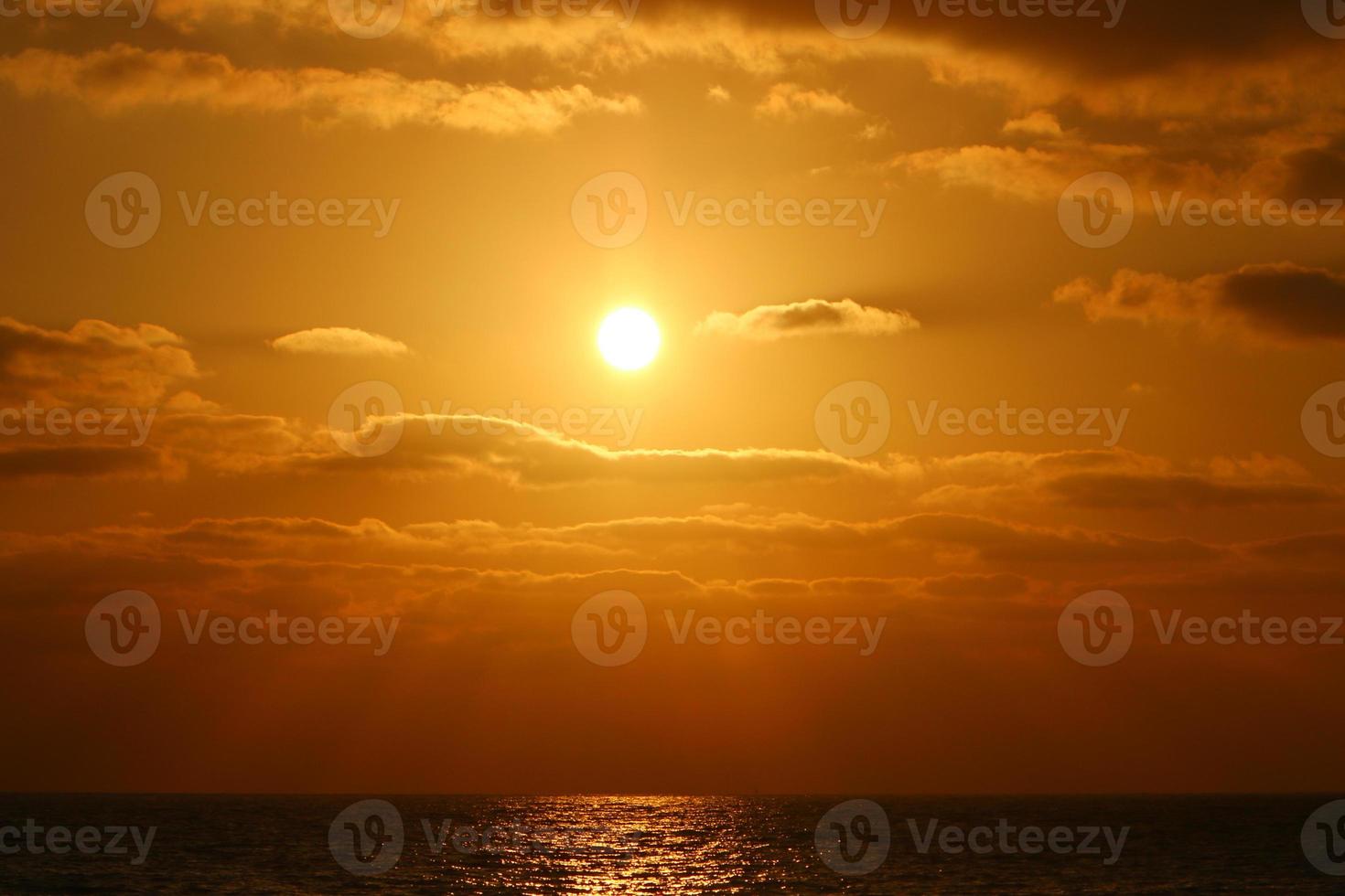 le soleil se couche sous l'horizon sur la mer méditerranée dans le nord d'israël. photo