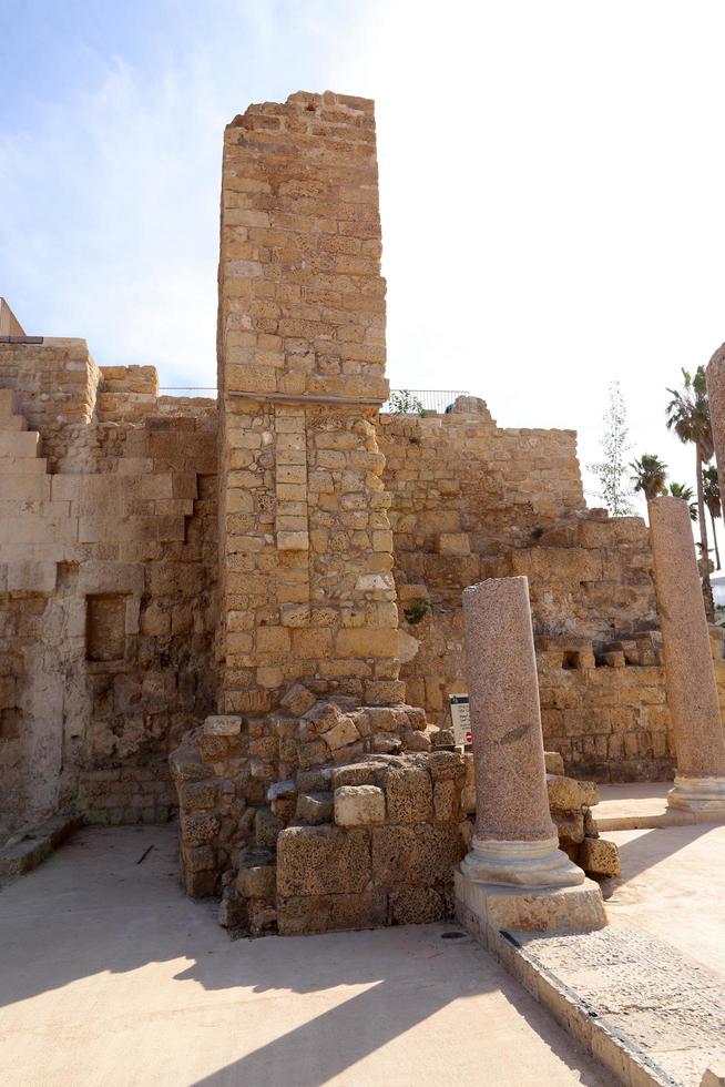 césarée israël 21 novembre 2019. les ruines d'une ancienne ville sur la mer méditerranée en israël. photo