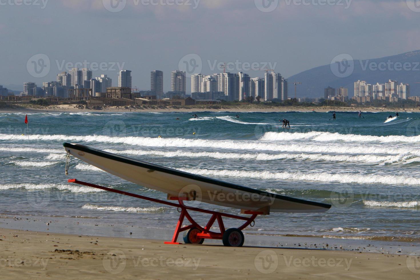 bateau de sauveteur sur la plage de la ville. photo