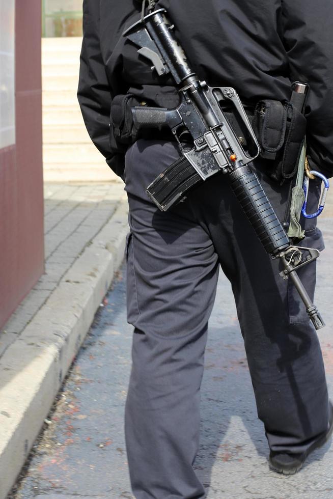 nahariya israël 16 juin 2020. homme en vacances dans un parc de la ville près de la mer. photo