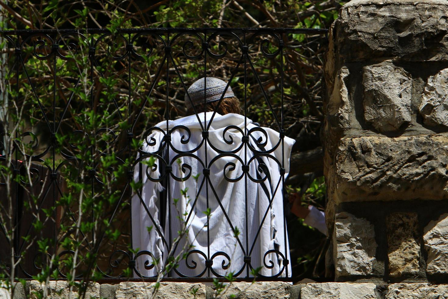 nahariya israël 16 juin 2020. homme en vacances dans un parc de la ville près de la mer. photo