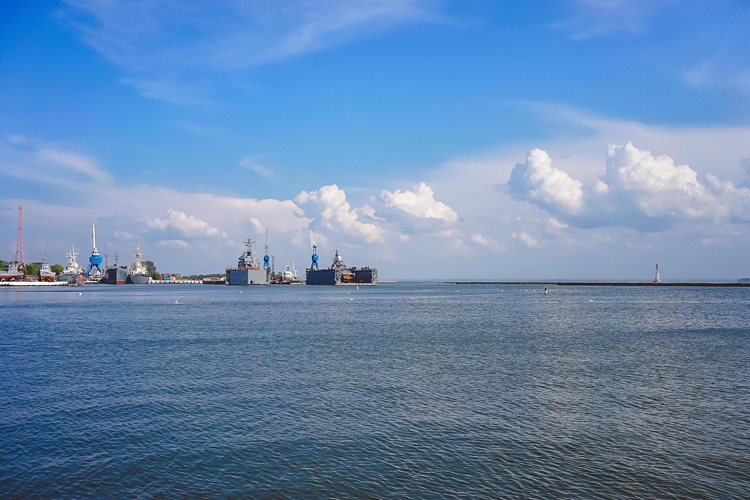 paysage marin avec des navires de guerre sous le ciel bleu. photo